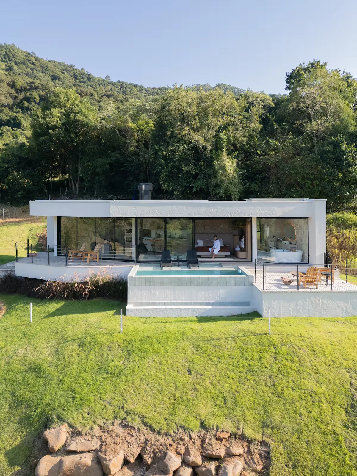 Casa Essentia com a piscina de borda infinita diante do vale