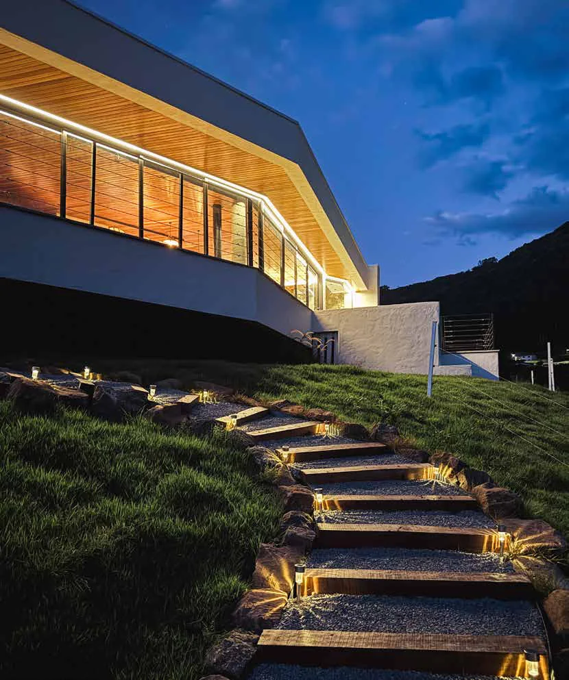 Escada iluminada até a casa ao anoitecer