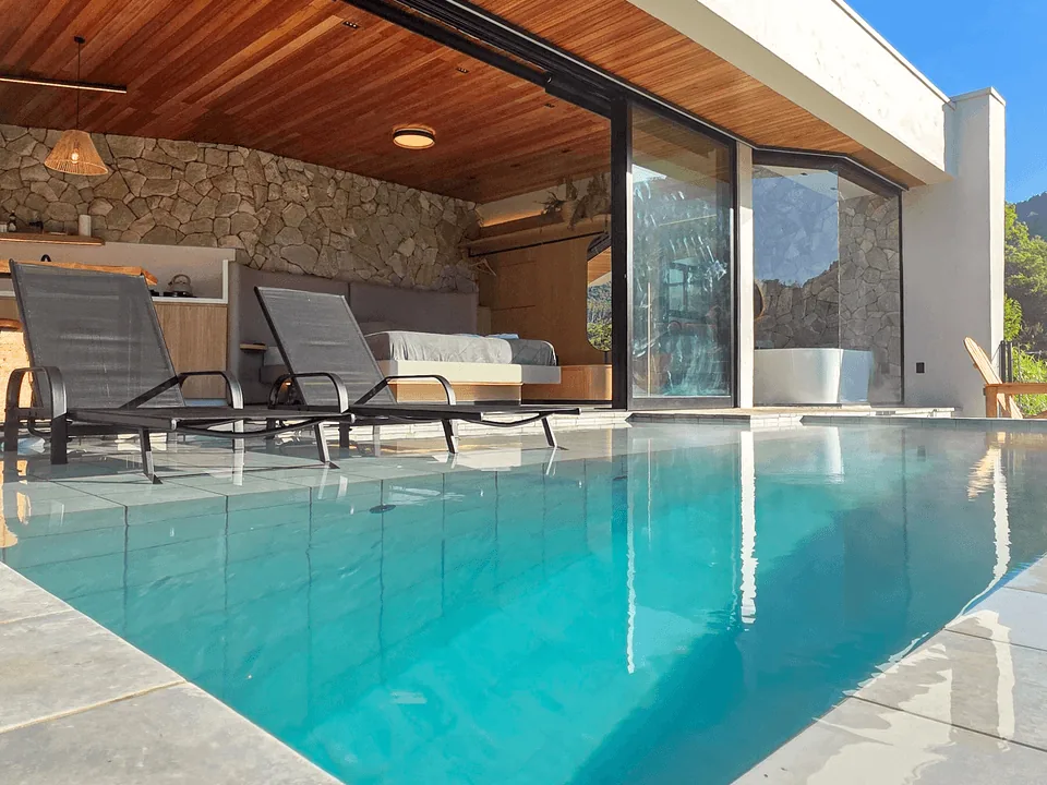 Piscina aquecida com espreguiçadeiras no deck