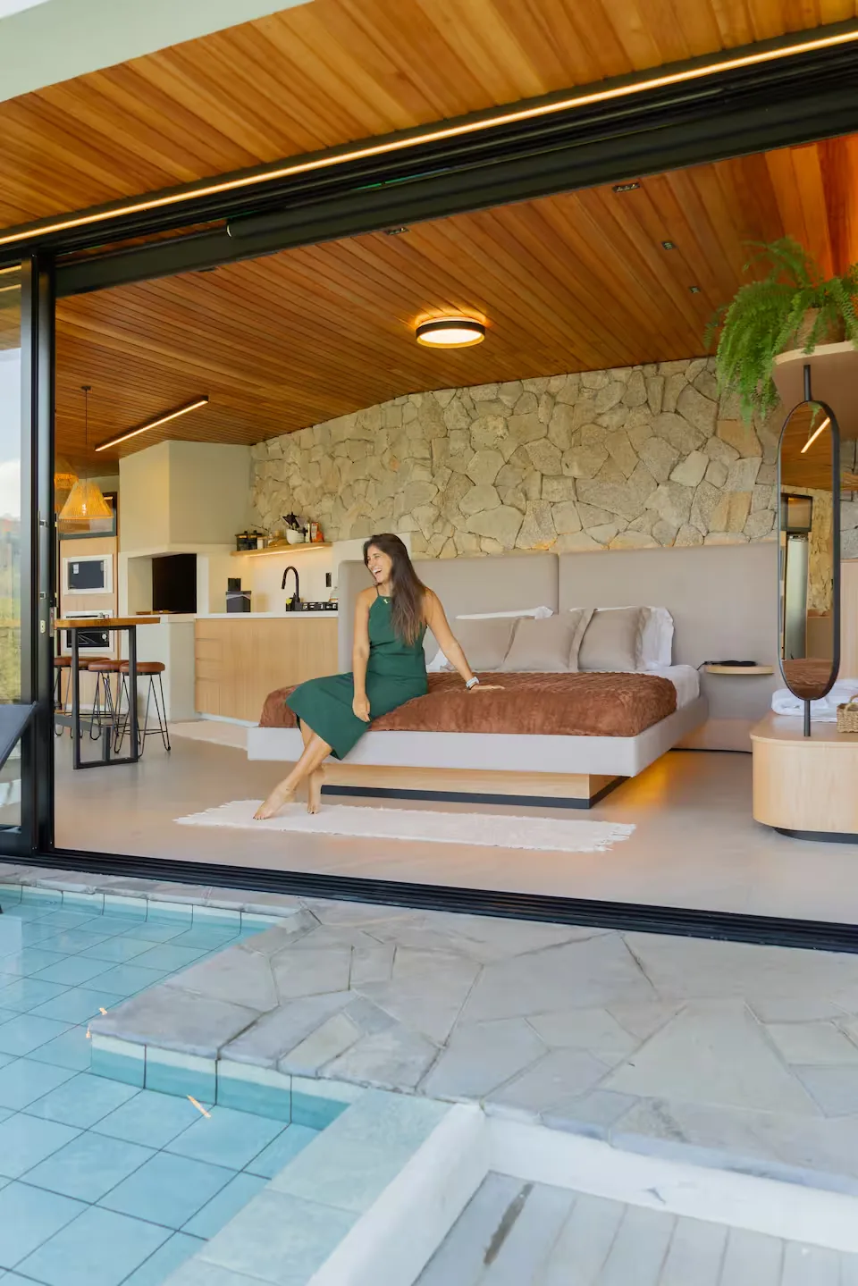 Suíte com cama king size aberta para a piscina